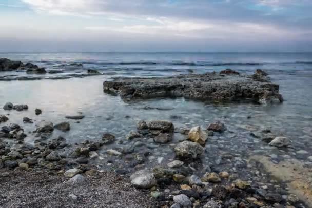 云彩和时间的流逝 季节是冬天 具体月份是二月 这个场景是在克里特岛北部的一个海岸拍摄的 那里有一些小砂岩和岩石 — 图库视频影像