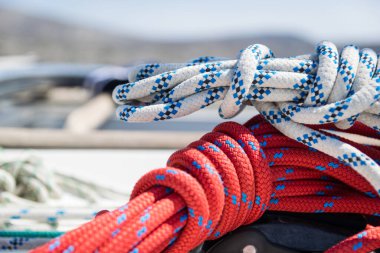 Güvertede beyaz ve kırmızı yelkenli halatları. 