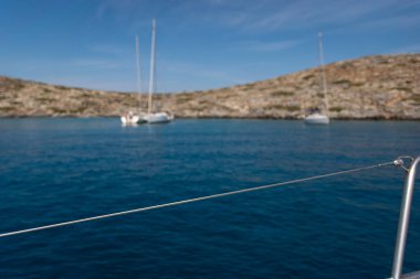 Dia adasında bir yelkenli teknesinin limanı Heraklion Girit 'ten 6 deniz mili uzaklıkta..