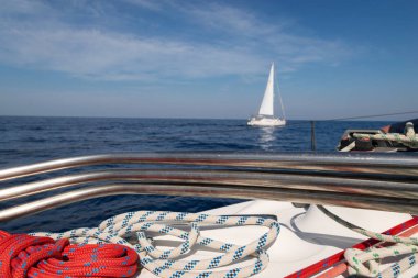 Yelkenli teknenin güvertesinden manzara çok güzel. Yanımızda başka bir yelkenli var..