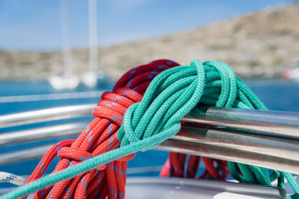 Corde Vela Rosse Verdi Sul Ponte Della Barca — Foto Stock