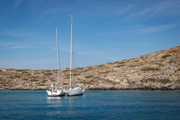 Heraklion Girit 'ten 6 deniz mili uzaklıktaki Dia adasında, biri diğerinin yanında iki yelkenli teknenin demirlediği yer..