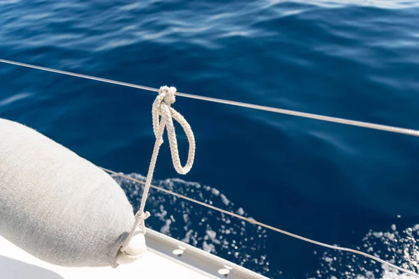 Sailing knot with white sailing rope. On the one hand it is tied to the sailing rails and on the other to a sailing balloon.