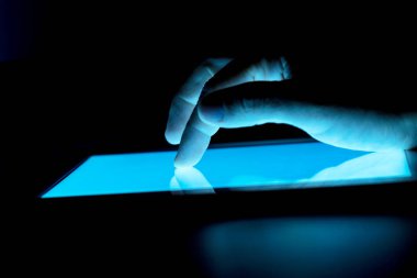 mavi tablet ekranında ighlighted ve el navigasyon