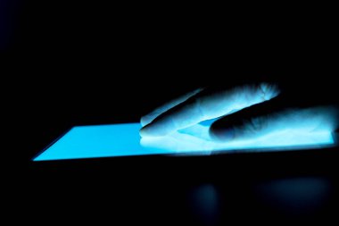 mavi tablet ekranında ighlighted ve el navigasyon