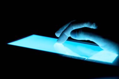 mavi tablet ekranında ighlighted ve el navigasyon
