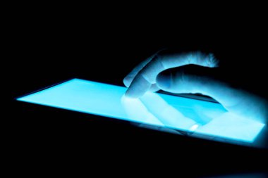 mavi tablet ekranında ighlighted ve el navigasyon