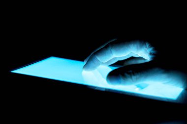mavi tablet ekranında ighlighted ve el navigasyon