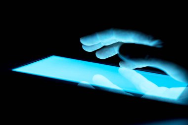 mavi tablet ekranında ighlighted ve el navigasyon