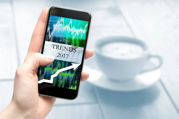 2017 busines eğilimleri, kadınların elinde smartphone