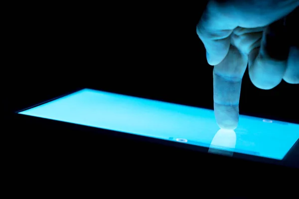 Iluminado Tela Azul Tablet Mão Navegação — Fotografia de Stock