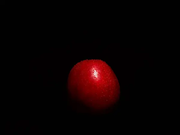 Czerwone Jabłko Tyłu Pokryte Kropelkami Wody Zdjęcie Czarnym Tle Świetle — Zdjęcie stockowe