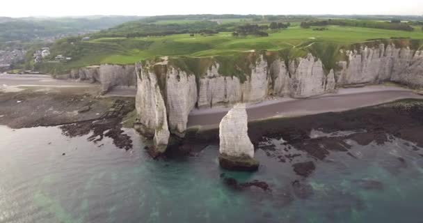 法国诺曼底的Cliffs Etretat使大自然的白色作品 无人驾驶飞机的照片 海洋和阳光在季节初拍摄的照片 夏天的照片 4K25Ftp的镜头清晰清晰清晰 — 图库视频影像