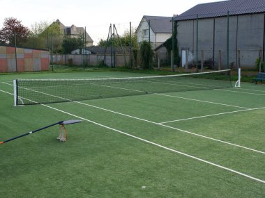 Terk edilmiş tenis kortları, koronavirüs salgını, basketbol tahtaları devrilmiş, hüzünlü manzara.