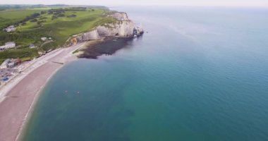 Normandiya, Fransa 'daki Etretat Kayalıkları. Doğanın beyaz işlerini, insansız hava aracının fotoğraflarını, kayaları, plajları, yeşil alanları, mevsimin başlarında çekilen deniz ve güneşi, yazın 4k25ftp.
