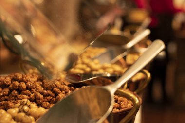 Büyük kaşıklı şekerci.