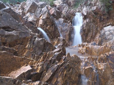 İpek çadır suyu olan bir nehirde şelale