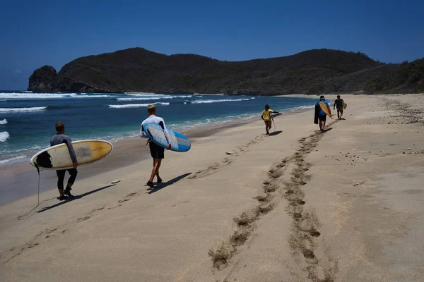 Grupo Surfistas Caminhando Praia — Fotografia de Stock