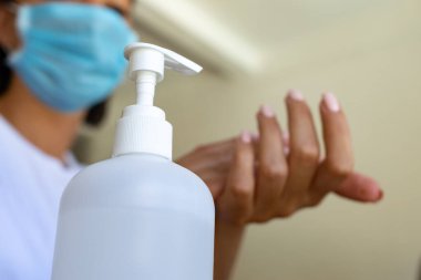 Kadın el dezenfeksiyonunu dezenfektanla kapatma, covid-19 konsepti