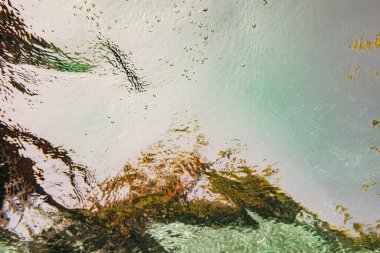 Mavi ve yeşil kabarcıklar havuzda suyun altında 