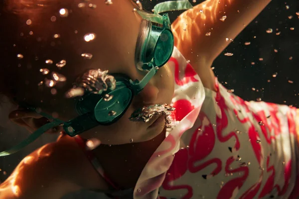Klein Meisje Zwembroek Bril Zwemmen Onder Water Het Zwembad — Stockfoto