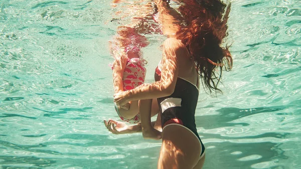 Jeune Mère Avec Petite Fille Maillot Bain Nageant Sous Eau — Photo