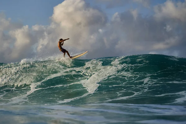 Surfista Jovem Montando Ondas Largo Costa Praia East Java Indonésia — Fotografia de Stock