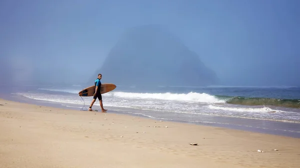 Surfista Jovem Com Prancha Costa Praia East Java Indonésia Dezembro — Fotografia de Stock