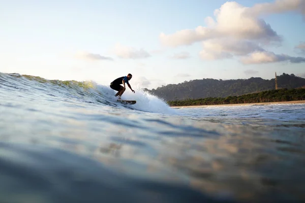 Jongeman Surfer Golven Voor Kust Van Oost Java Indonesië December — Stockfoto