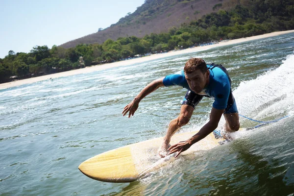 Surfista Jovem Montando Ondas Largo Costa Praia East Java Indonésia — Fotografia de Stock
