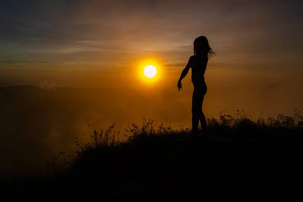 Siluet Wanita Muda Latar Belakang Matahari Terbenam — Stok Foto