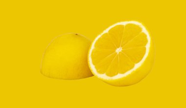 Taze limonun yarısı yan yatmış, diğer yarısı ters dönmüş.
