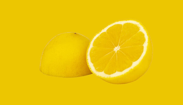 Половина свежего лимона лежит на боку, другая половина перевернулась
