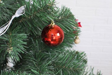 Ağaçta Noel oyuncakları