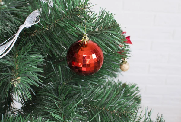 Ağaçta Noel oyuncakları