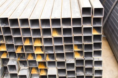 Sokaktaki metal borular.