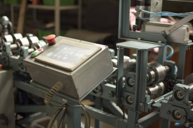 Metal pranga üretimi için bir makine