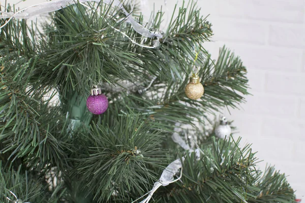 Ağaçta Noel oyuncakları