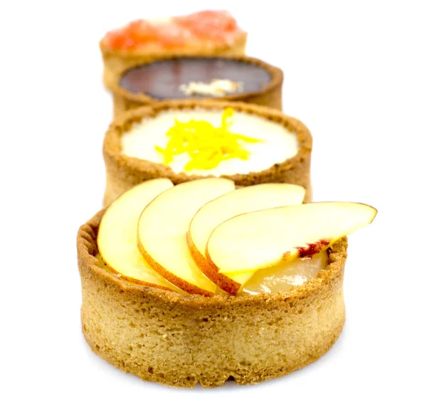 Beyaz arkaplanda izole edilmiş kekler