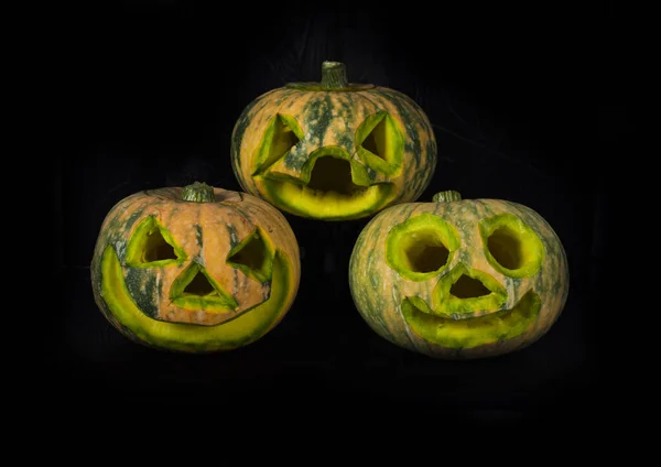 Siyah arka planda Cadılar Bayramı balkabakları