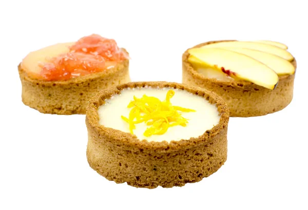 Beyaz arka planda izole edilmiş kekler.