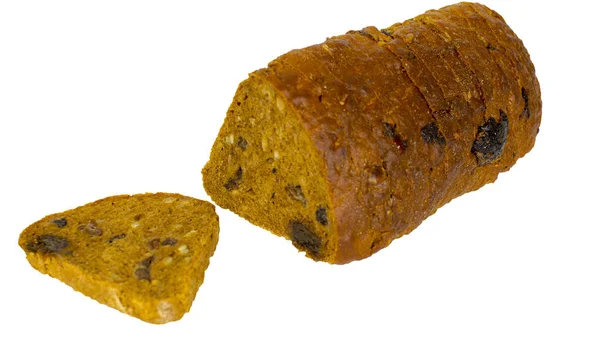 Beyaz arka planda izole edilmiş dilimlenmiş ekmek.