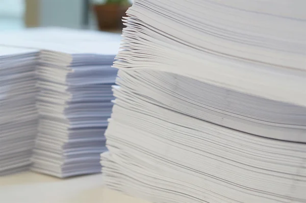 Hromadu dokumenty white paper listu v kanceláři — Stock fotografie