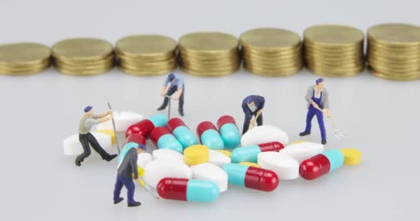 Medicina pílula com miniatura e moedas de ouro passo lapso de tempo — Vídeo de Stock