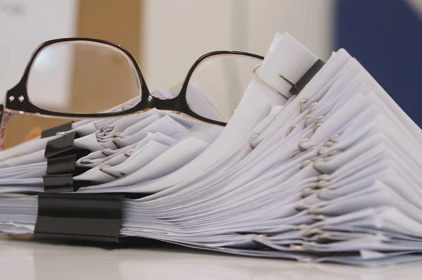Gafas colocadas en documento terminado en el lugar de trabajo por la mañana —  Fotos de Stock