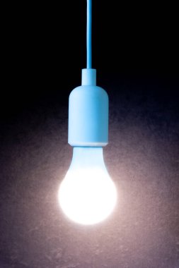 Koyu arkaplanda ampul, yaratıcılık kavramı.