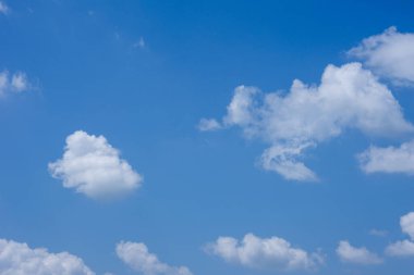 Beyaz bulutlu mavi gökyüzü arkaplanı