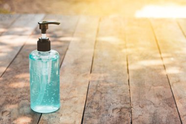 COVID-19 'a karşı alkol jeli şişede. 