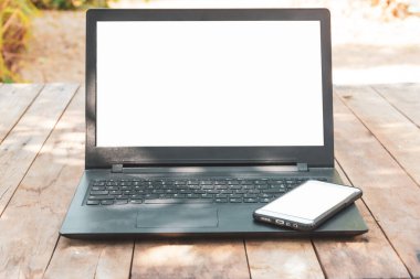 Bilgisayar dizüstü bilgisayar ve beyaz ekranlı akıllı telefon