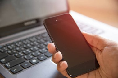 Bilgisayar geçmişi olan akıllı bir telefon. İş yeri kampanyası. 